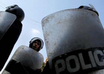 القبض على مواطن ألقى أمواله على المواطنين في الشارع