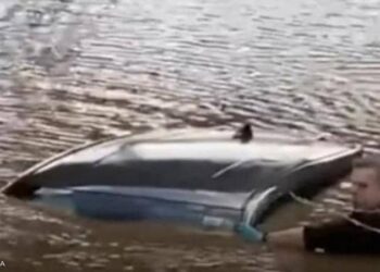 نجاة زوجين من الموت.. ظلا تحت الماء ساعتين
