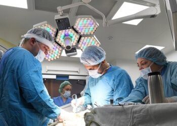 سيدة بريطانية تجري عملية استئصال لورم بالمخ دون تخدير