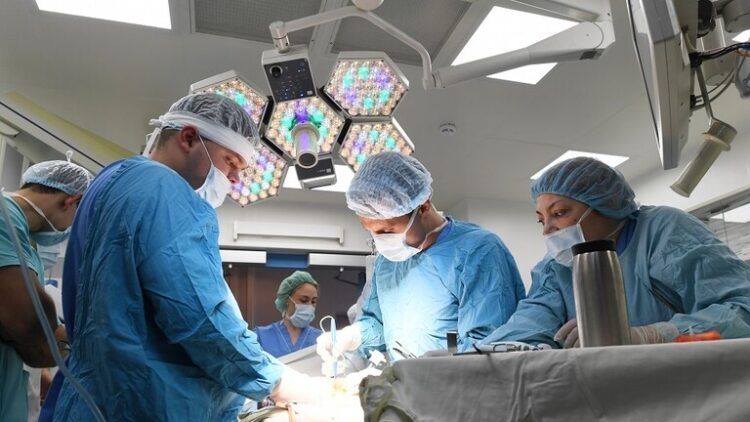 سيدة بريطانية تجري عملية استئصال لورم بالمخ دون تخدير