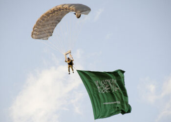 فنان سعودي يظهر لأول مرة بعد إجرائه عملية جراحية