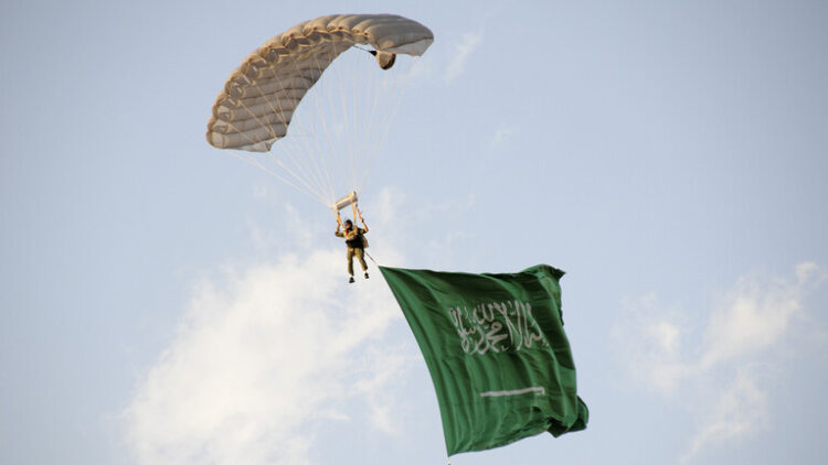 فنان سعودي يظهر لأول مرة بعد إجرائه عملية جراحية