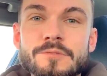 رجل أعمال يقوم بتجميد دماغ أبيه