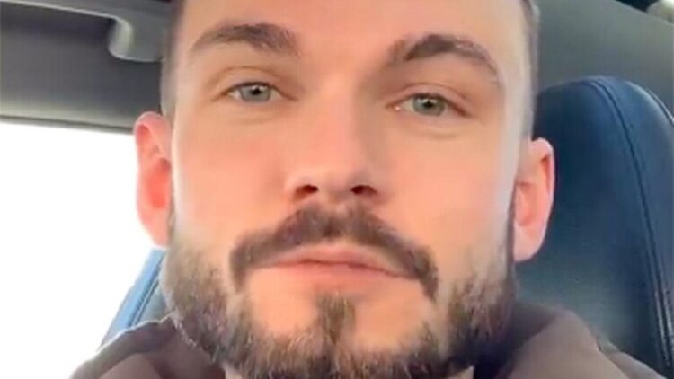 رجل أعمال يقوم بتجميد دماغ أبيه