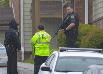 تصرف نبيل من رجل شرطة تجاه سيدتين