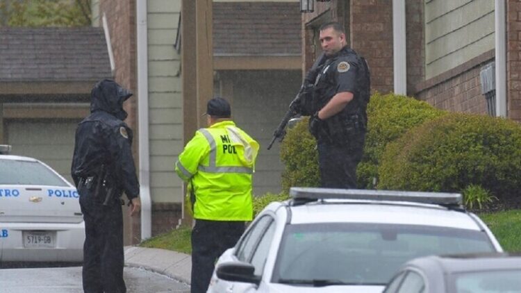 تصرف نبيل من رجل شرطة تجاه سيدتين