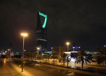 النيابة السعودية تستدعي فاشينيستا لانتهاكها حقوق طفلها في مقطع فيديو