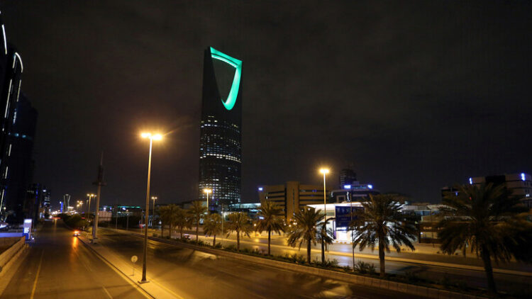 النيابة السعودية تستدعي فاشينيستا لانتهاكها حقوق طفلها في مقطع فيديو