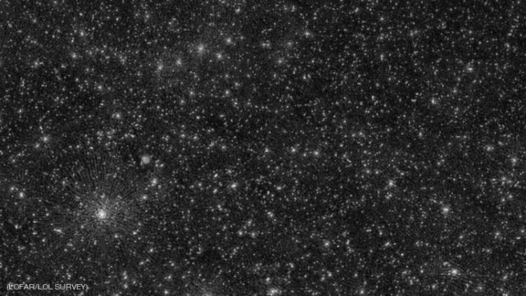 علماء يكتشفون “غموض” النقاط البيضاء بالفضاء